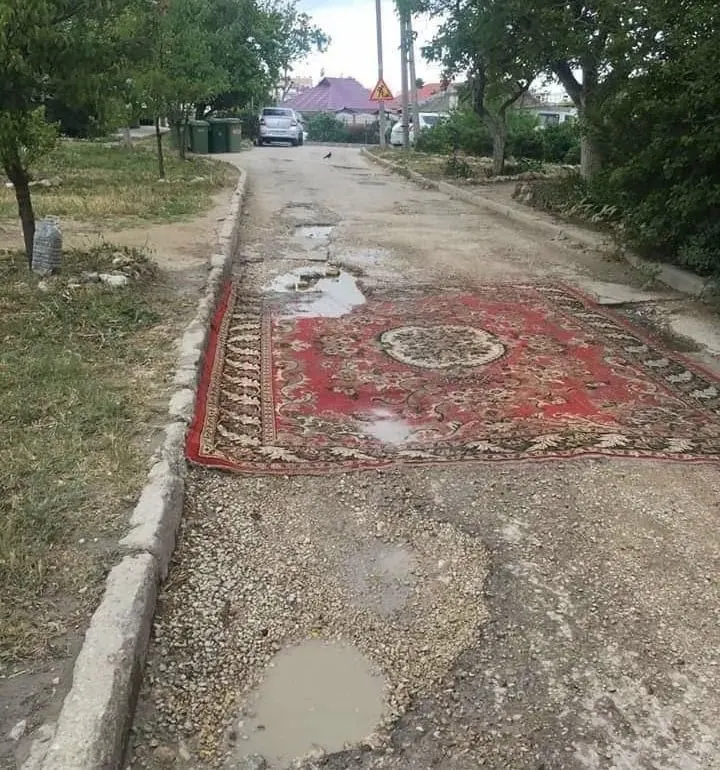 В Госдуму внесён законопроект, разрешающий жильцам самому ремонтировать асфальт во дворах и на местных дорогах; правительство инициативу не поддержало, отмечая, что ремонтом должны заниматься специалисты.