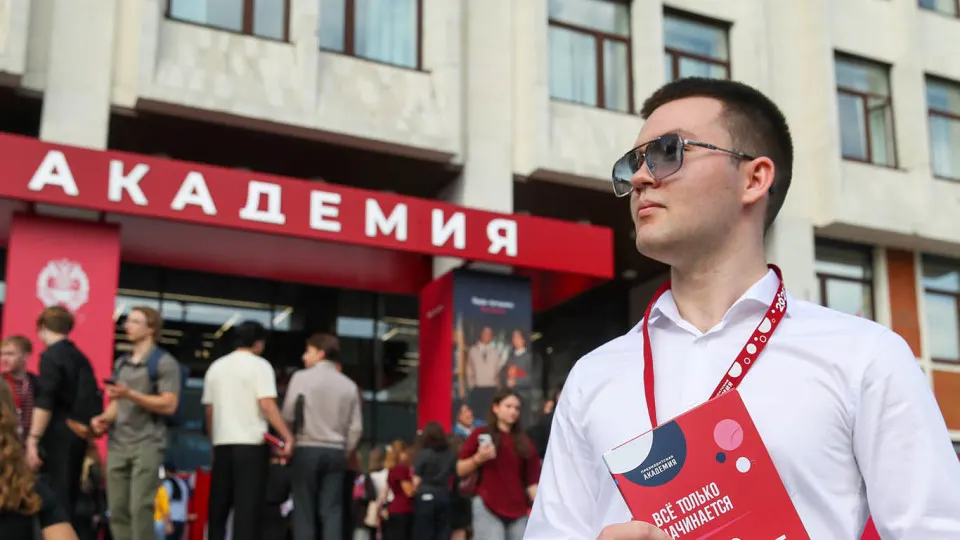 Московский филиал академии разослал предложение о годичной службе в отряде «БАРС‑Москва» с оплатой, премиями за сбитые БПЛА и семейными гарантиями. Параллельно в ряде вузов продолжается общенациональная кампания по набору в войска беспилотных систем, к концу 2026 года планируется привлечь почти 79 тыс. человек.