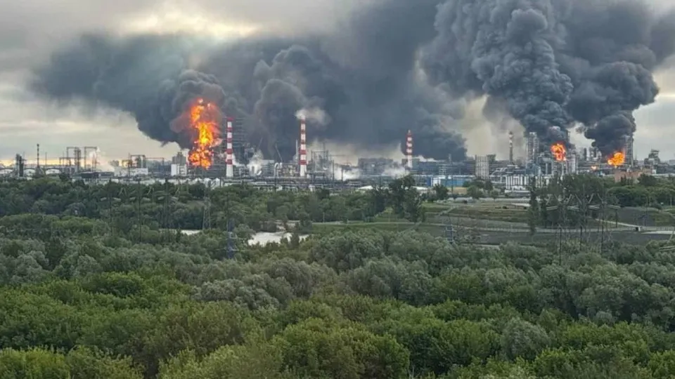По данным осведомителей, украинские силы усилили удары по нефтяной инфраструктуре и военным целям в глубине России при использовании разведданных союзников. Удары привели к значительному снижению переработки нефти и ограничению продаж топлива в ряде регионов.