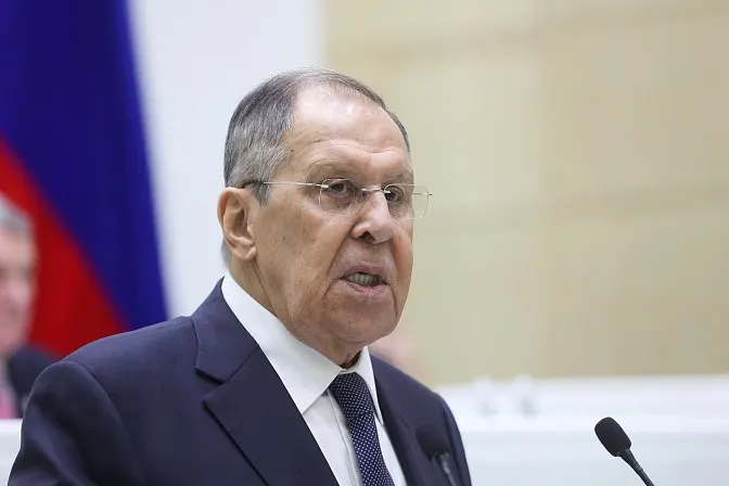 Глава МИД РФ заявил, что Еревану предстоит выбор между Евразийским экономическим союзом и Евросоюзом — вопрос нужно решать быстро, это повлияет на тарифы и фитосанитарные правила.