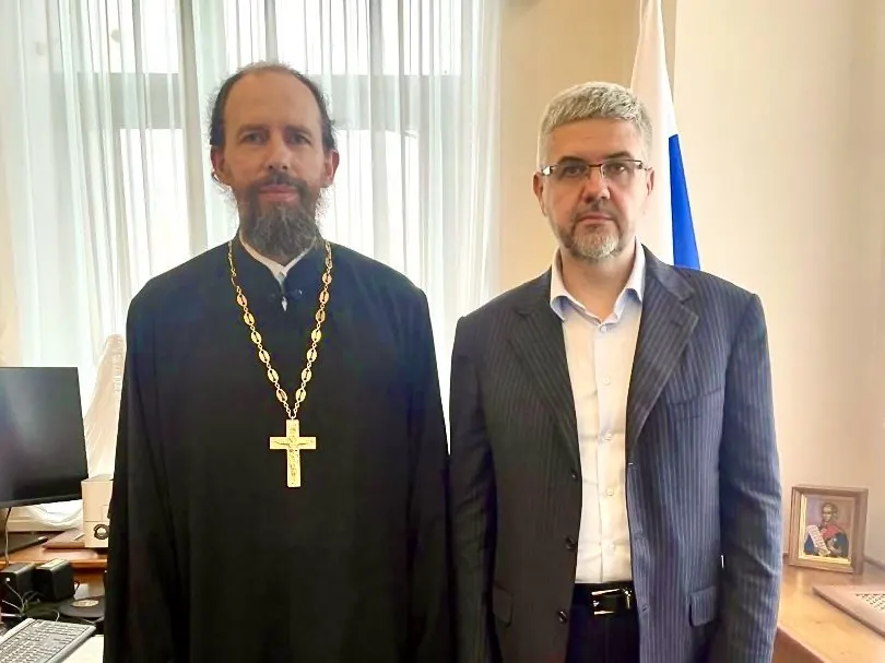 Замминистра юстиции Вадим Баланин на Петербургском международном юридическом форуме заявил, что сожительство без официальной регистрации брака рассматривается ведомством как прямая угроза национальной безопасности; Минюст ведёт мониторинг и готовит изменения в Семейный кодекс.