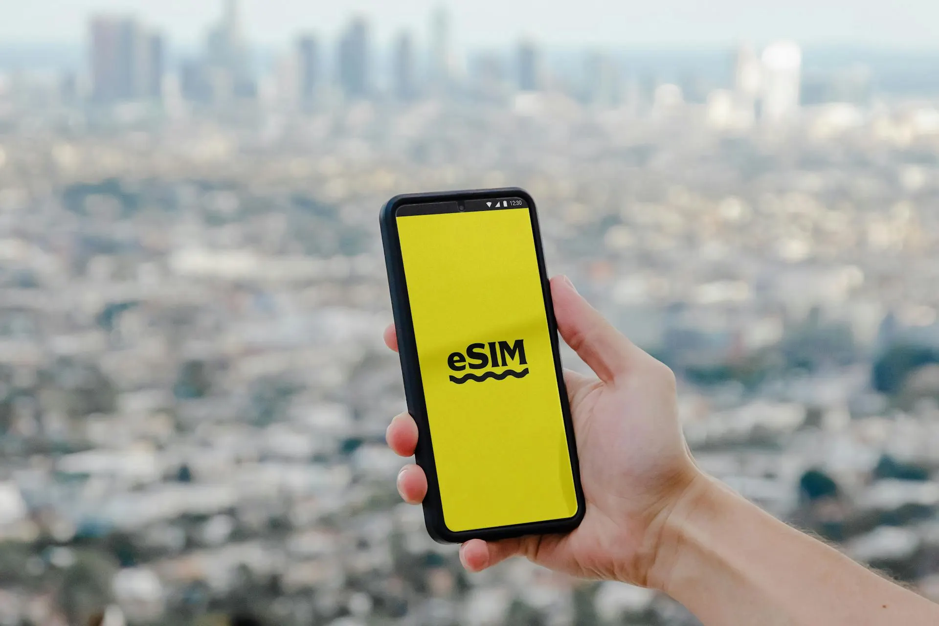 Власти обсуждают запрет регистрации eSIM, дополнительную идентификацию для M2M‑симок и ограничение их голосовых и SMS‑возможностей — меры объясняют борьбой с мошенничеством.