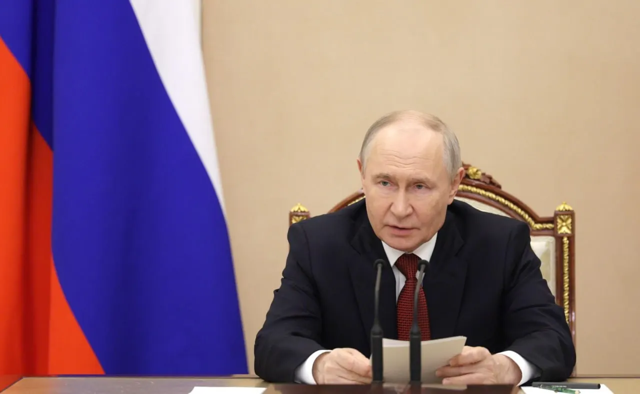 На совещании по снабжению топлива президент заявил, что запасы бензина составляют примерно 1,7 млн тонн — почти на уровне прошлого года. В ряде регионов сохраняются очереди и перебои после ударов по НПЗ.