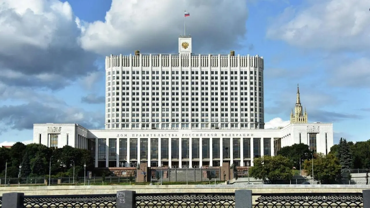 В Госдуму внесён законопроект о полной или частичной компенсации утильсбора для семей с тремя и более детьми, но в правительстве сочли инициативу неподготовленной из‑за отсутствия источников финансирования.