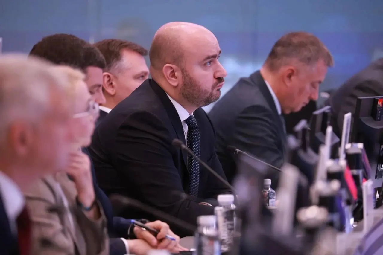 Во время московского совещания под руководством вице‑премьера обсуждали стабильность топливного рынка, поставки и логистику; регионам поручено продолжать мониторинг цен и запасов.