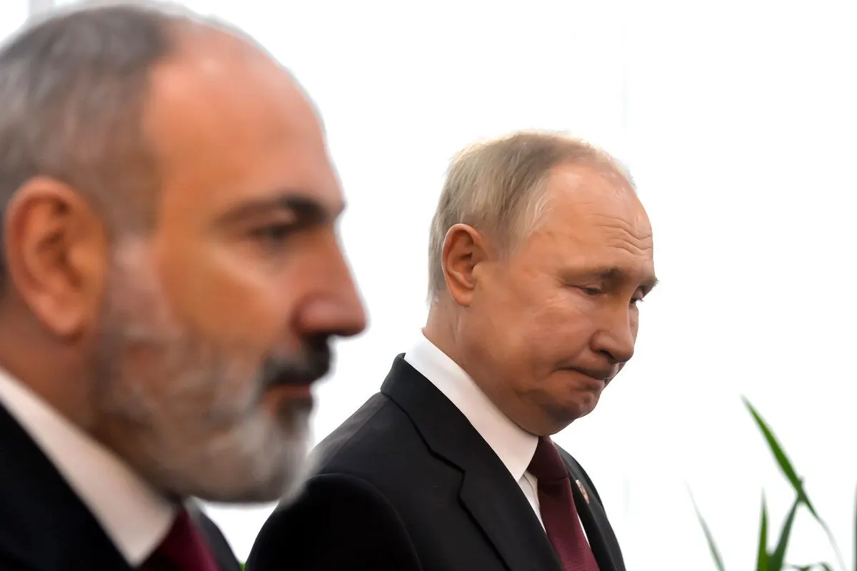 Президент направил поздравление премьер-министру Армении, пожелав здоровья и отметив готовность к дальнейшему развитию двусторонних связей. В тексте также напомнено о недавних заявлениях и торговых ограничениях в отношениях двух стран.
