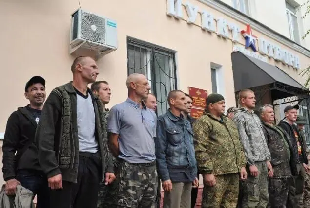 Депутаты могут выступить с обращением о второй волне призыва на первом заседании новой Думы после сентября. В регионах фиксируют облавы и давление на граждан; подготовлены законы для борьбы с уклонистами.