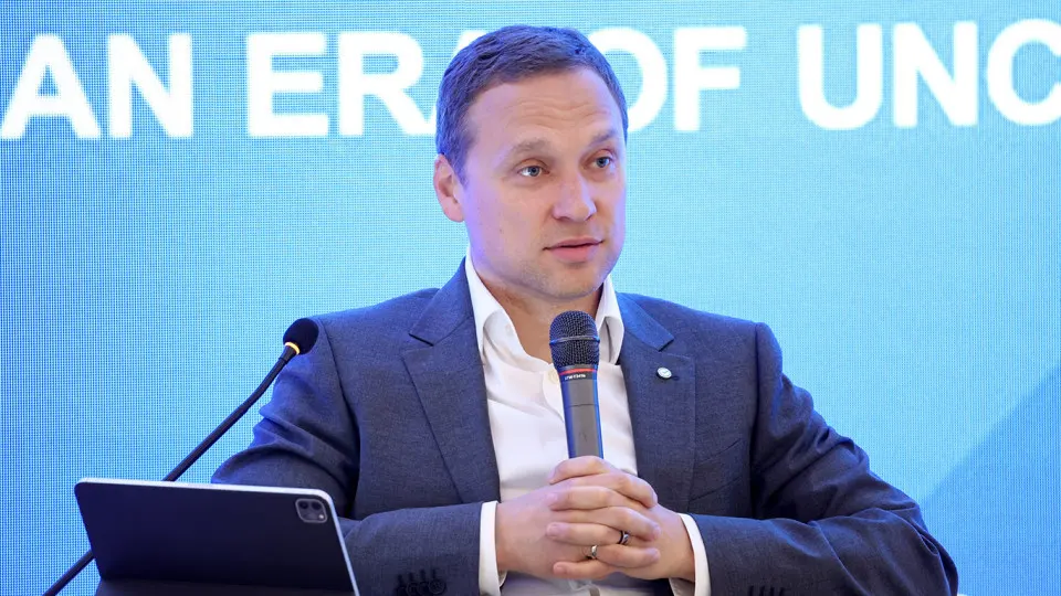 Зампред правления Сбербанка заявил, что россияне и бизнес снимают деньги с банковских счетов — наличность удерживается «на руках», а безналичные расчёты сокращаются. Банк и Центробанк фиксируют существенный отток средств.