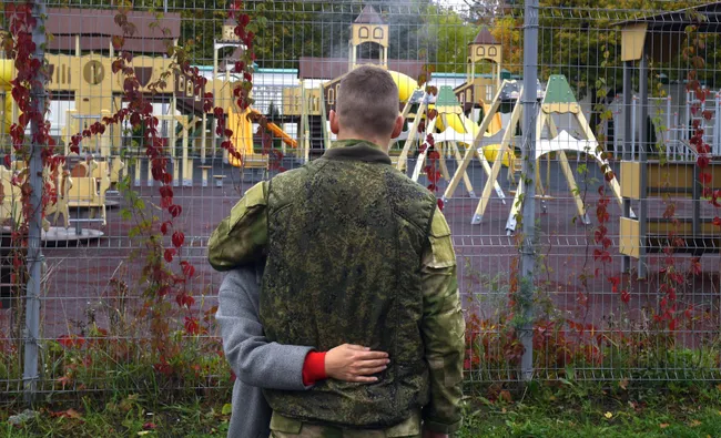 Набор на военную службу по контракту в России заметно сократился — по итогам 2025–2026 годов заявки и выплаты упали. Власти рассматривают разные меры: от усиленной агитации и выплат до частичной мобилизации и ротации резервистов.