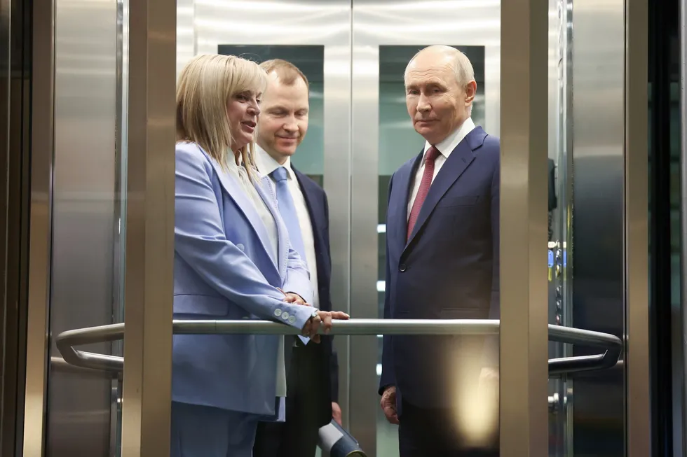 Руководство силовых ведомств якобы предлагает Владимиру Путину отменить или перенести выборы в Госдуму из‑за проблем с бюджетом, роста цен и падения рейтингов. Против идеи выступают политический блок администрации и отдельные фигуры из окружения президента; окончательного решения нет.