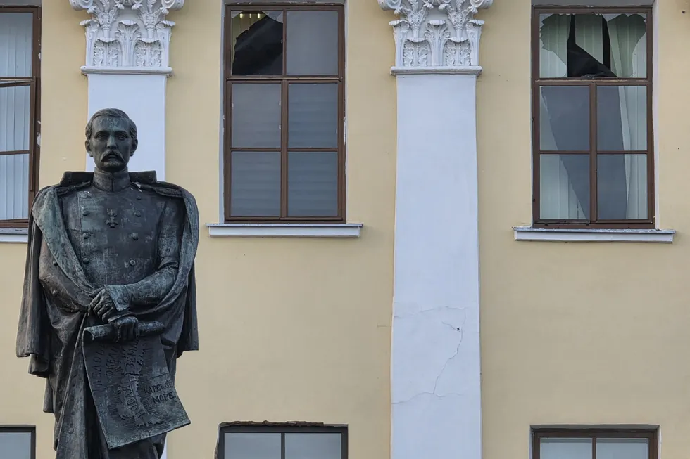 Ночная массированная атака беспилотников по Санкт‑Петербургу и Ленинградской области привела к пожарам, эвакуациям и ранениям. По сообщениям, в разных регионах уничтожено несколько сотен дронов.