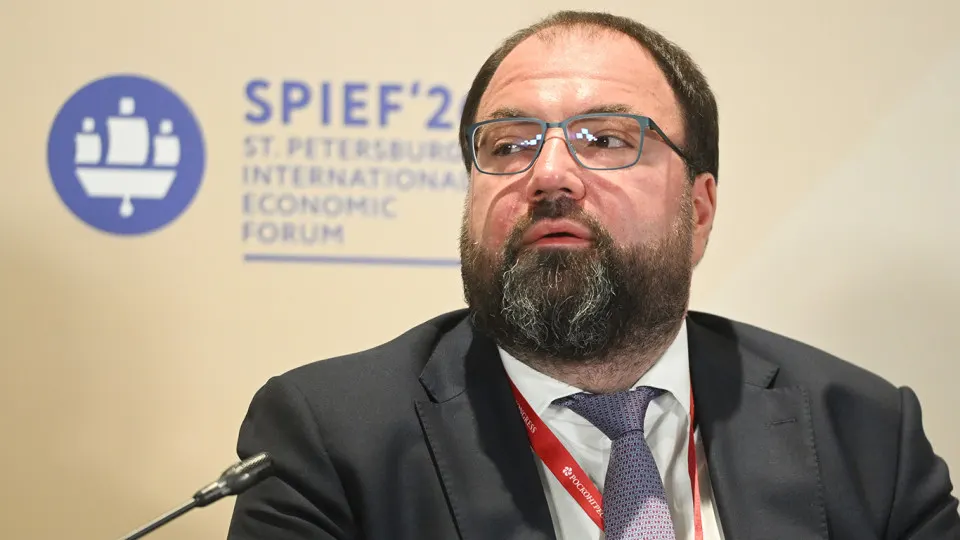 Глава Минцифры объявил о намерении внедрить возрастную идентификацию на платформах. Эксперты предупреждают о рисках утечек персональных данных и обсуждают, какие сервисы и каким образом будут верифицировать пользователей.