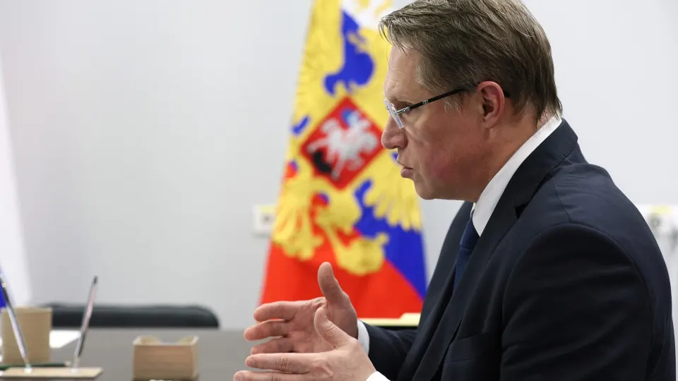 Минздрав сообщил, что большинство ординаторов будут обучаться по целевым контрактам и приходить работать в конкретные учреждения. Одновременно растут приёмы в специалитет, ординатуру и СПО; принят закон об обязательной отработке выпускников медвузов.