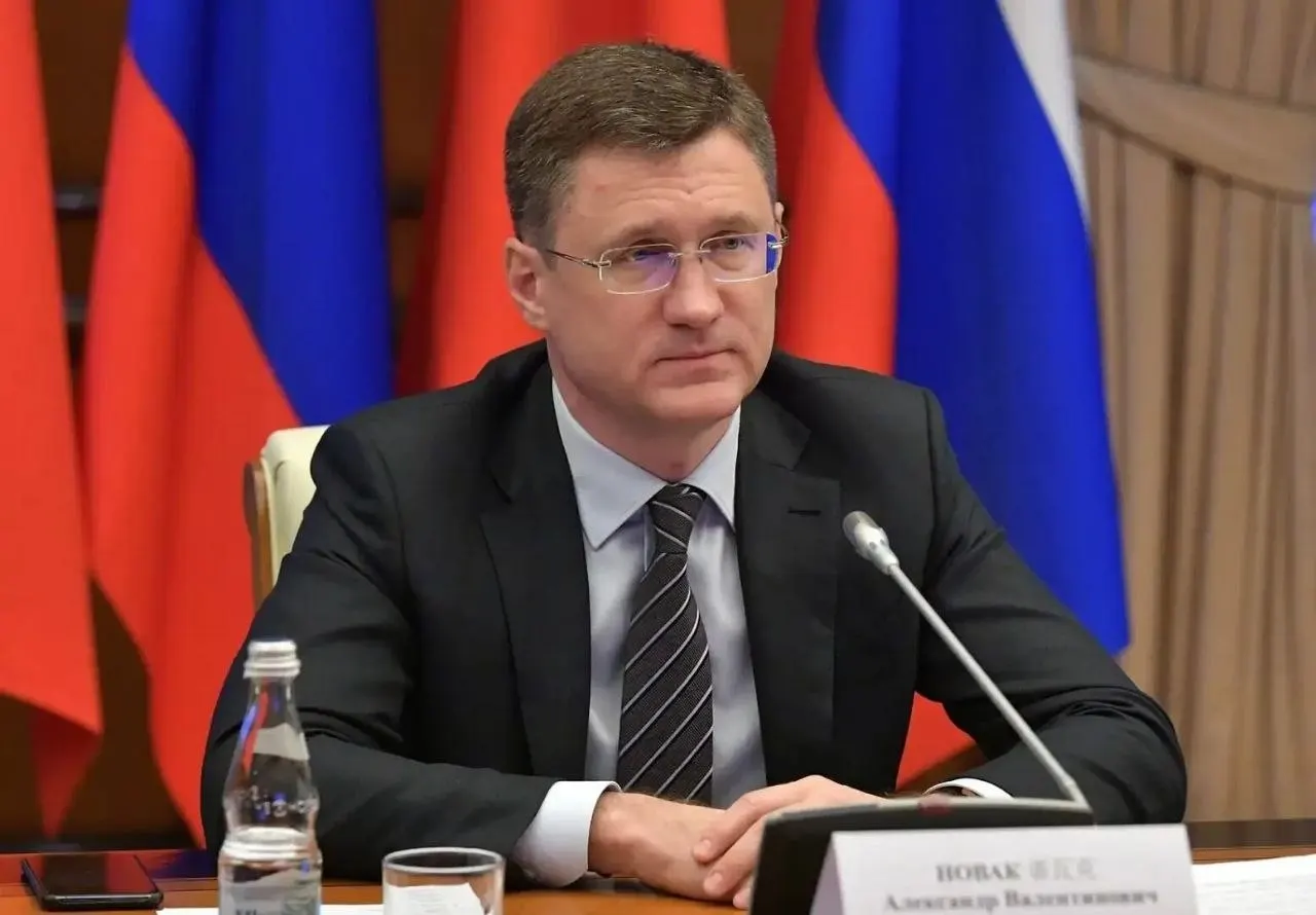 Вице‑премьер сообщил, что объём резервов топлива в стране достаточен; власти корректируют логистику с учётом потребностей регионов, а искусственный ажиотаж увеличил спрос на 20–30%.