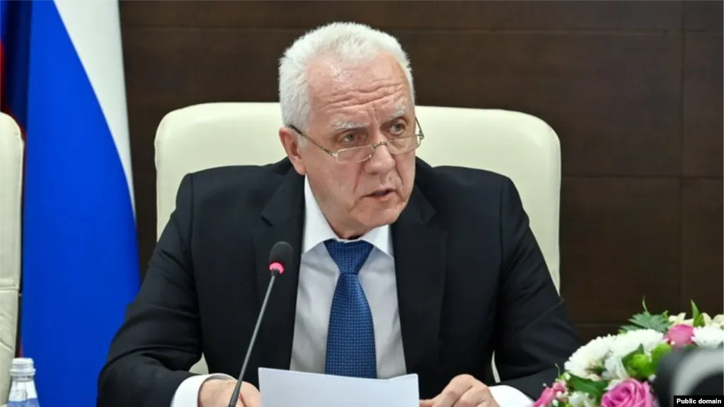 Брюссель включил в новый пакет более 80 физических и юридических лиц, включая генпрокурора Александра Гуцана, митрополита Симферопольского и Крымского Тихона и экс-омбудсмена Павла Астахова. Санкции, по заявлению ЕС, направлены против тех, кто поддерживает российские власти или способствует обходу ограничений.