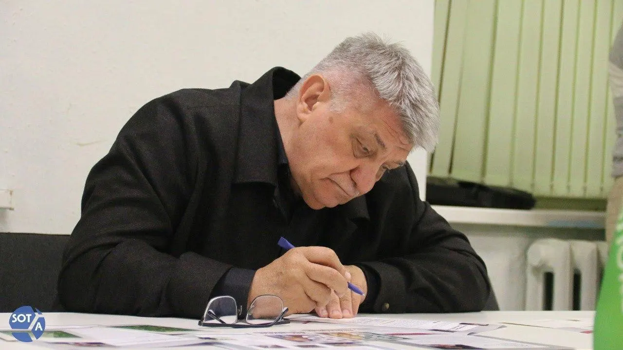 В телеграмме президента отмечен вклад режиссёра в современный кинематограф и его помощь молодым талантам. При этом в России Сокуров фактически лишён прокатных возможностей, а в январе 2026 года он был выведен из профильного совета.