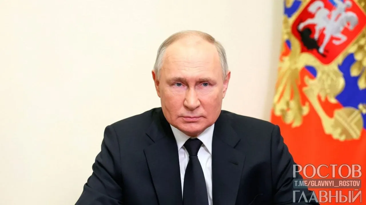 Президент поручил правительству и ФСБ гарантировать стабильный доступ к сети в дни возможных ограничений, особенно для систем здравоохранения, «Госуслуг» и платёжных сервисов.