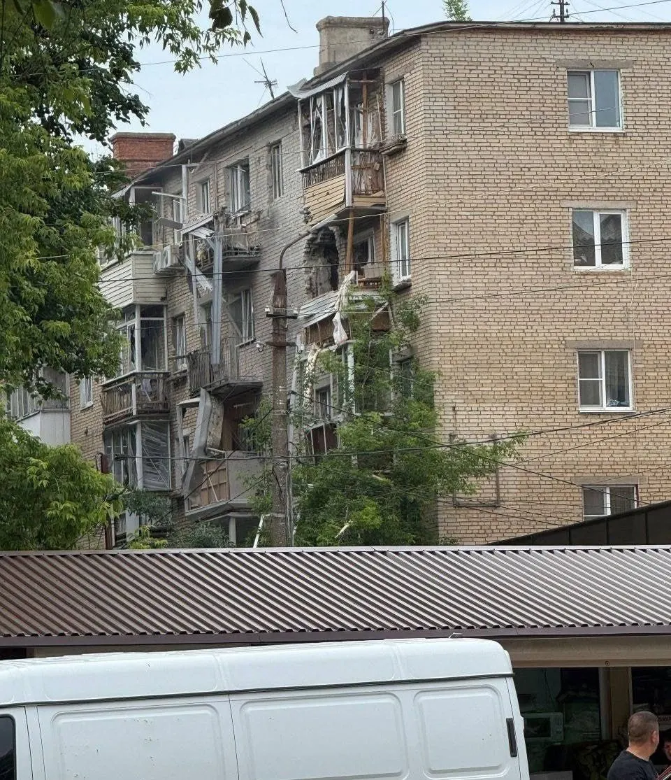 В Тульской области в здание в городе Щекино попал беспилотник. Губернатор сообщил об эвакуации жильцов и режиме беспилотной опасности. Минобороны заявляет о сотнях сбитых украинских дронов за ночь.