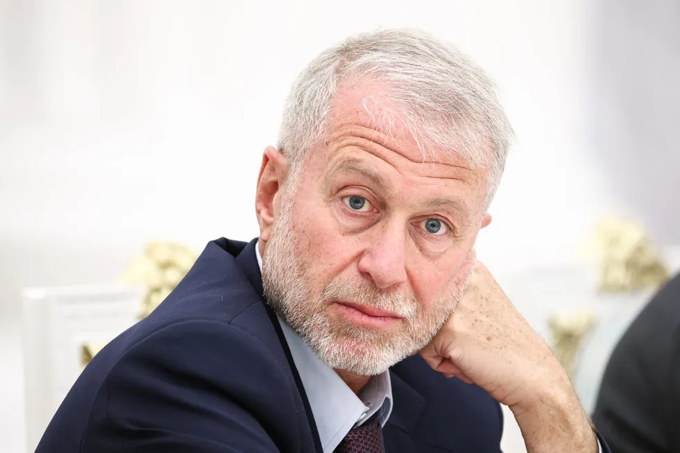 По данным источников, предприниматель передал украинскому лидеру просьбу о встрече с российским президентом; роль посредника Абрамовича сохраняется, хотя стала менее заметной.