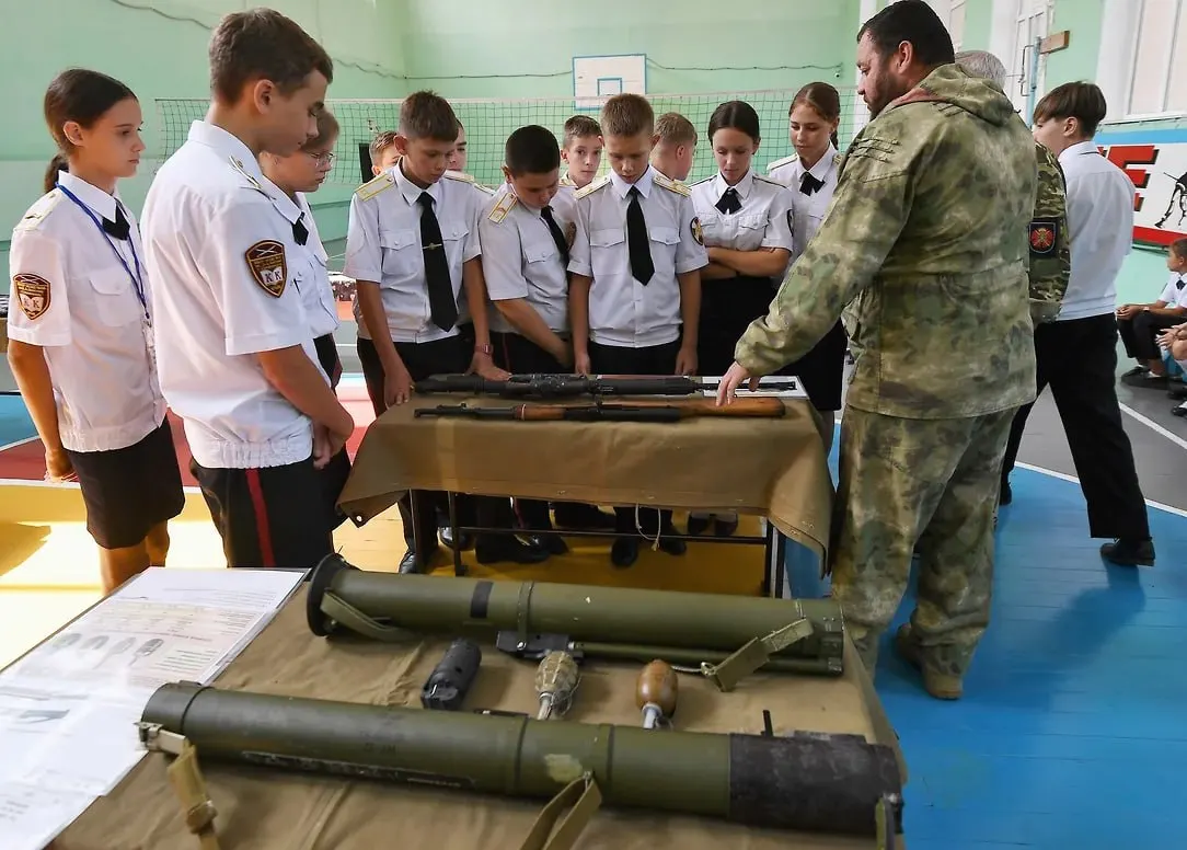 Российское военно-историческое общество предлагает вовлечь учащихся в сбор рассказов ветеранов и волонтёров: материалы планируют использовать в школьных музеях и цифровом архиве.