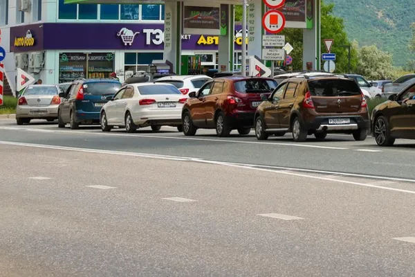В Закамском регионе Татарстана в ночной атаке дронов пострадали предприятия и как минимум один жилой дом, есть пострадавшие. Власти проводят работу по ликвидации последствий, Минобороны сообщает о сотнях сбитых беспилотников по всей стране.