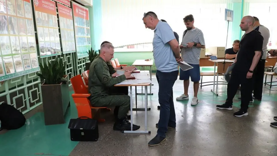 В Гродненской области с 17 по 26 июня проводятся учения с отработкой мобилизации граждан и техники; одновременно резервистов в ряде районов вызывают в пункты сбора. Мероприятия проходят на фоне политического давления со стороны России и серии других учений внутри страны.