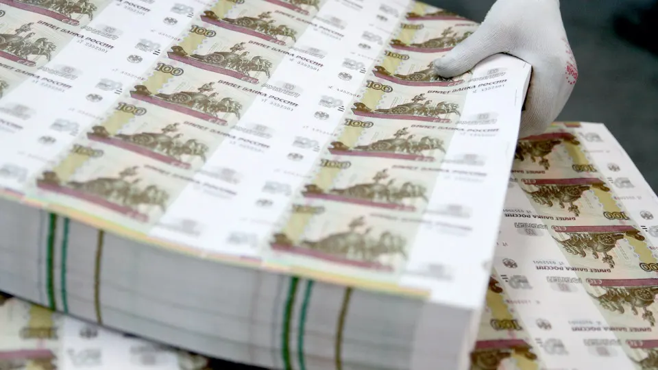 В мае объём наличных в экономике вырос рекордно для этого месяца — на 381,2 млрд рублей. С начала года бумажных банкнот стало больше на 1,09 трлн. Центробанк ужесточил контроль за снятиями и внесениями наличных.