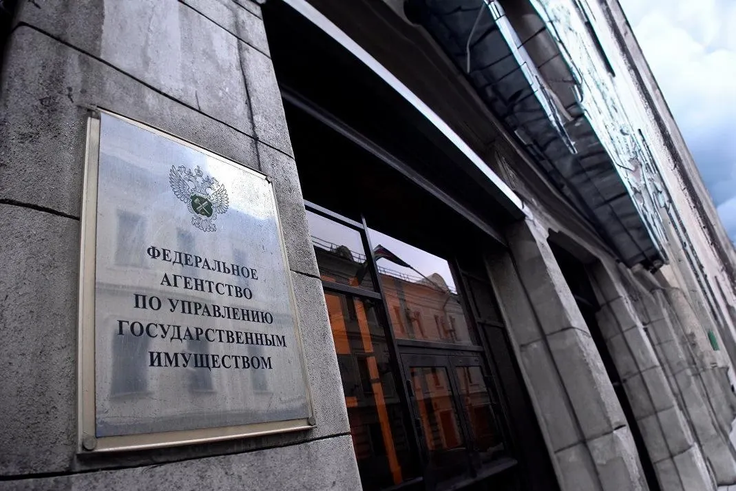 Закон отменяет ценовой порог и шестимесячную паузу между торгами, вводит реестр оценщиков и особые правила для религиозной недвижимости; документ вступит в силу через 10 дней после публикации.