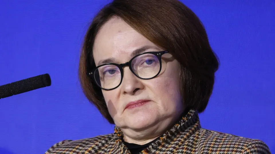 Резкий рост цен на бензин и резкое падение выпуска нефтепродуктов ускоряют инфляцию, что уменьшает шансы на значительное смягчение денежно‑кредитной политики и повышает риск сохранения или даже ужесточения ставки.