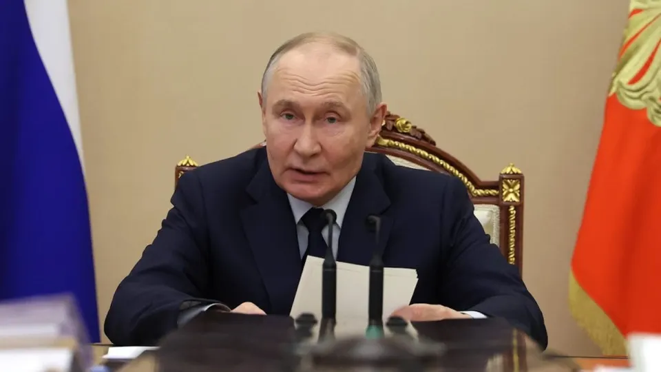 Президент заявил, что ситуация с инвестициями «под контролем», несмотря на рекордное с 2009 года падение в I квартале — минус 14,3%. Компании сокращают вложения из‑за высоких ставок, снижения прибыли и внешних ограничений, а бюджетная поддержка ограничена дефицитом.