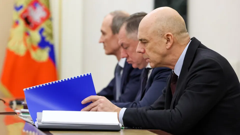 Рынок государственных облигаций пережил масштабную распродажу: индекс RGBI обновил минимумы, а доходности длинных ОФЗ достигли 15,5% при одновременном росте бюджетного дефицита и планируемом увеличении военных расходов.