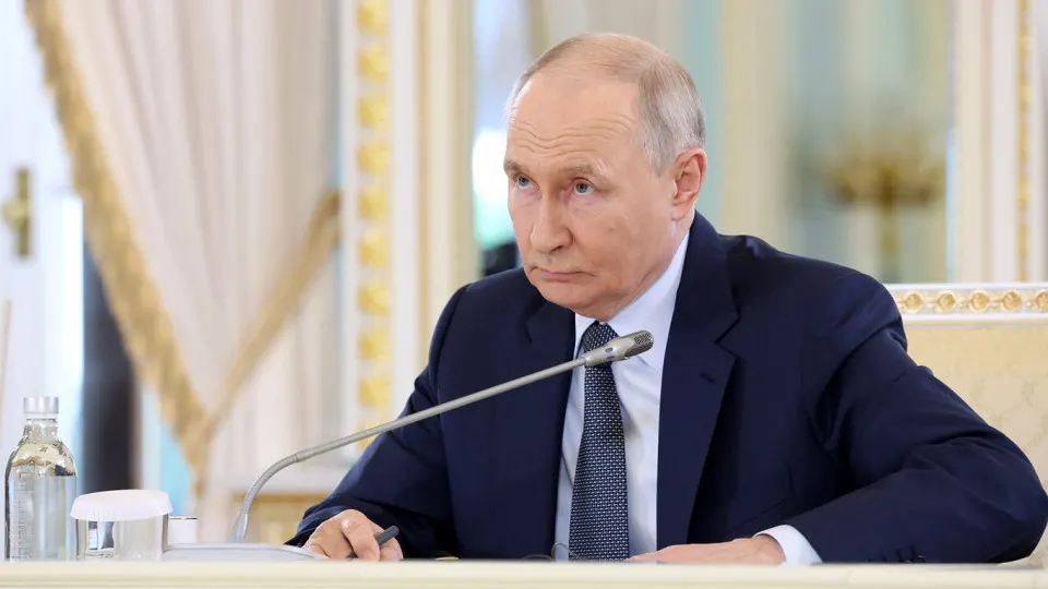 Президент заявил о значительном приросте территорий под контролем РФ и полном контроле над ЛНР; аналитики отмечают уменьшение контролируемой площади и чистые потери за последние месяцы.
