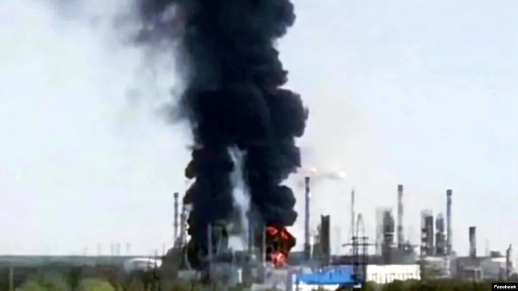 25 июля тюменский нефтеперерабатывающий завод остановил переработку нефти из‑за удара: на территории завода произошли возгорания, сроки возобновления работ не сообщаются.