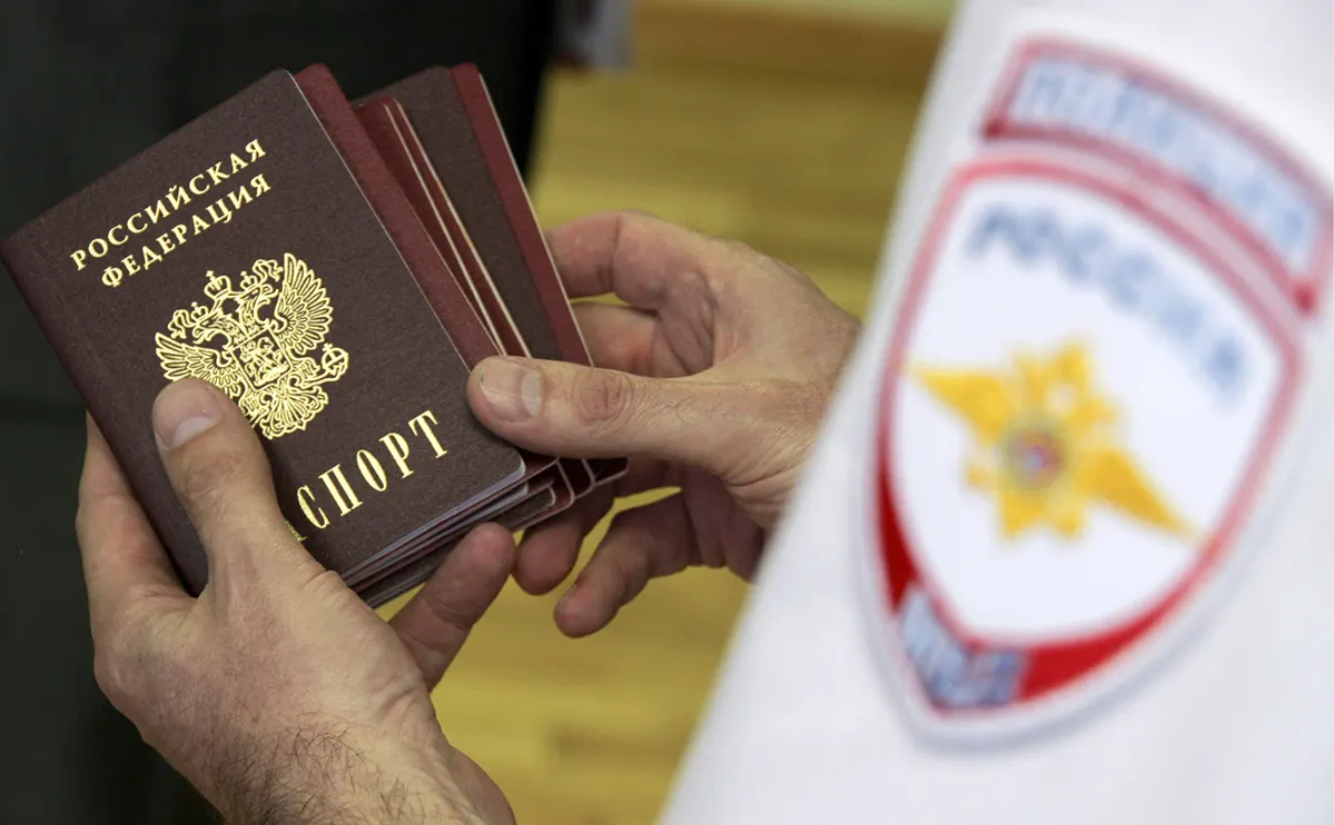 Источник в дипломатических кругах сообщил о инициативе: поездки в недружественные страны могут разрешать только группам не менее 10 человек по утверждённым маршрутам, при этом планируется ввести выездную визу и сформировать перечень стран, где возможен индивидуальный туризм. Официального подтверждения пока нет.