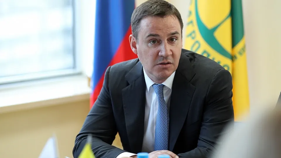 Заместитель председателя правительства Дмитрий Патрушев усилил влияние на РЭО — в наблюдательный совет входит представитель Минприроды, а потенциальным главой оператора называют руководителя «Росагролизинга». Перестановки совпали с уголовным преследованием прежнего менеджмента.