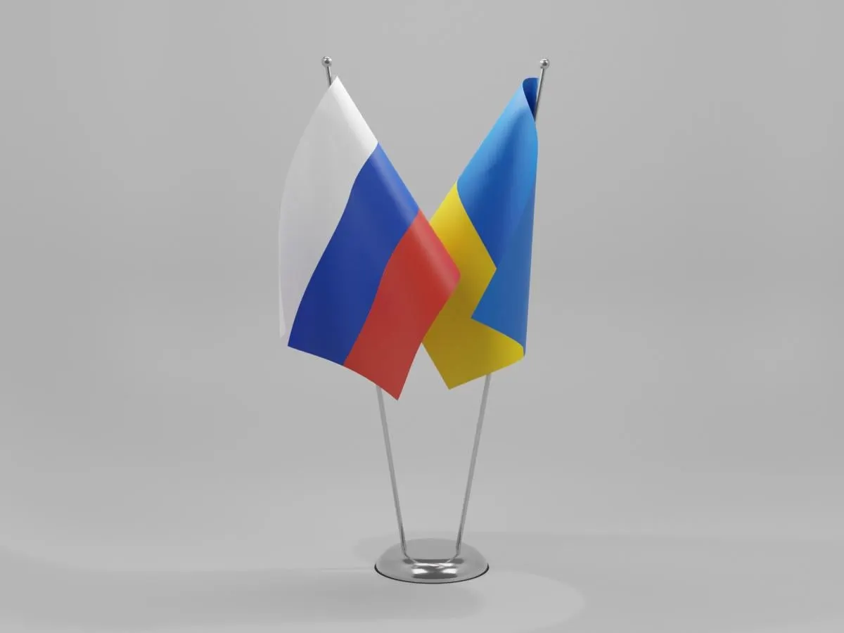 Украинские удары по энергетике и массовое применение дронов вызвали серьёзный топливный кризис в России; собеседники оценивают малую вероятность конструктивных переговоров до февраля следующего года.