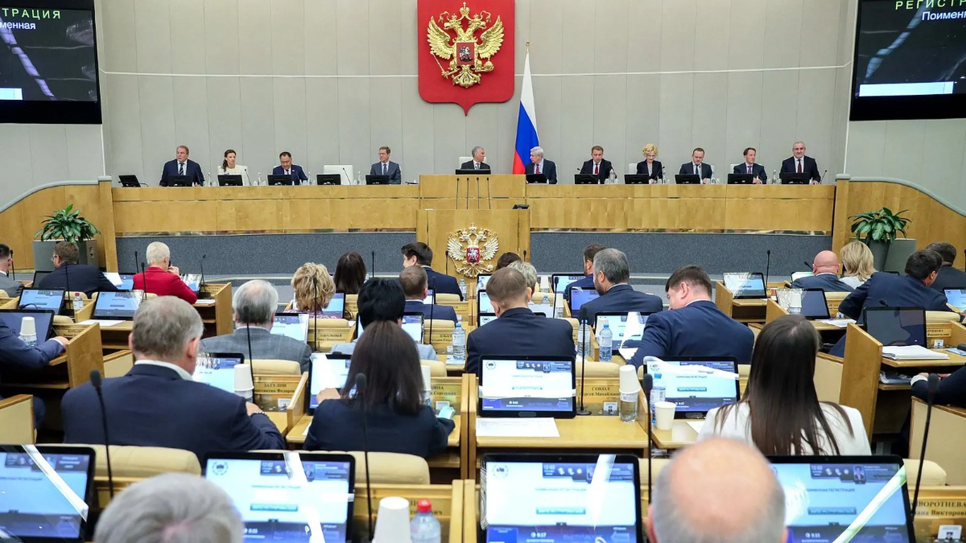 На обсуждение 22 июля вынесены два законопроекта о введении ряда запретов для лиц, находящихся за рубежом и уклоняющихся от исполнения наказания: от ограничений на банковские и консульские услуги до запрета регистрации недвижимости. Предлагается, чтобы реестр ограничений вёл Минюст.