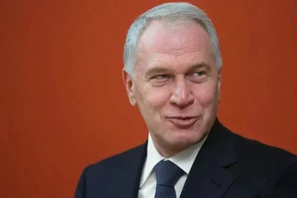 Президент присвоил бизнесмену орден за вклад в социальные проекты, сохранение культурного наследия и благотворительную деятельность; по оценке Forbes его состояние составляет около $2 млрд.
