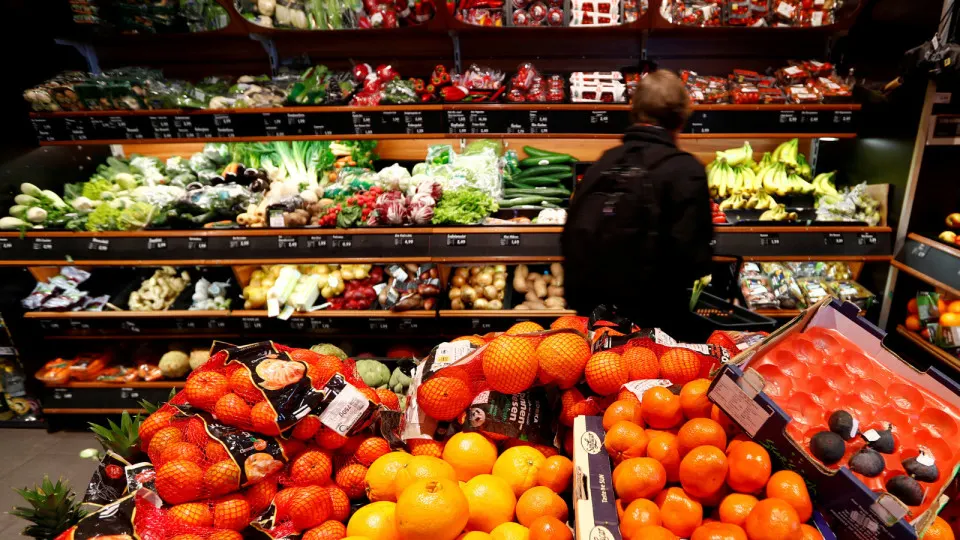 Рост цен на бензин и дефицит топлива подстегнули удорожание овощей, продуктов и логистических услуг; это отражается на ценах в магазинах и ожиданиях населения.