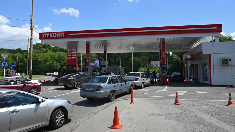 За июнь цена на белорусский АИ‑92 выросла на 6% до 127 тыс. руб./т, с начала мая — в 1,8 раза; ограниченные мощности НПЗ и перебои в российском производстве усугубляют дефицит, поэтому власти наращивают импорт.