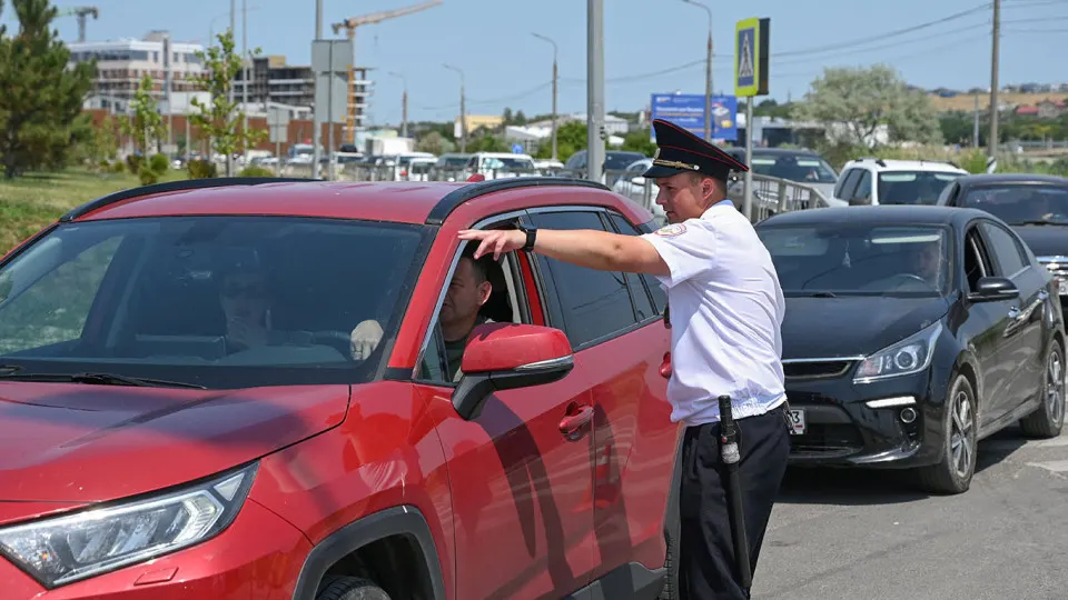 Власти региона направили силовиков на самые загруженные автозаправки — меры введены для поддержания порядка после инцидента со стрельбой; одновременно действуют ограничения на продажу топлива.