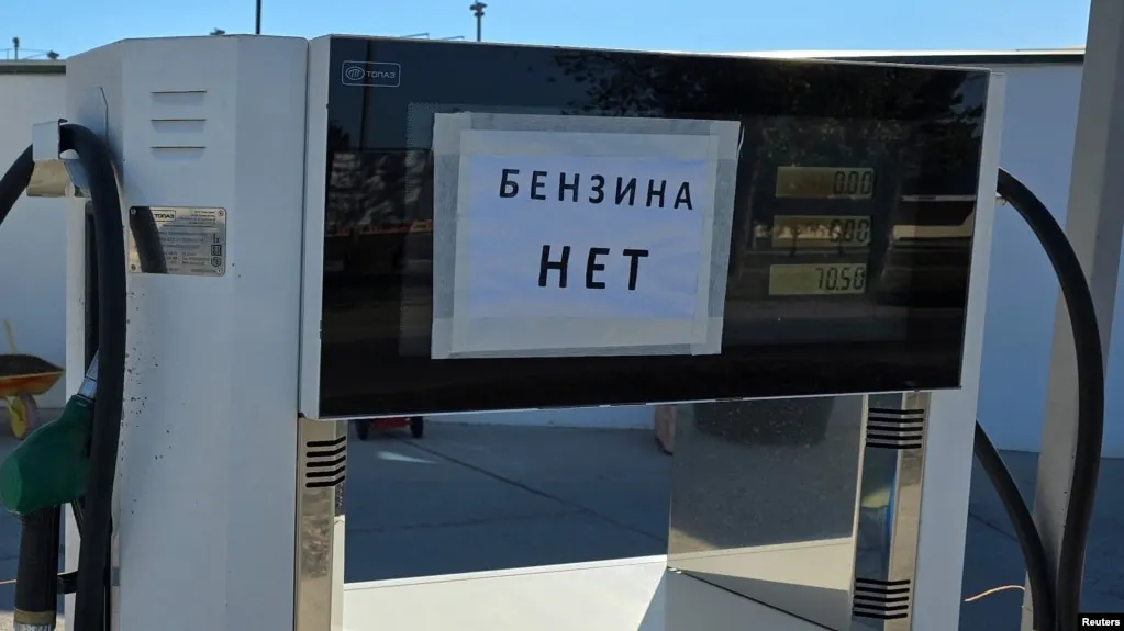Росстат зафиксировал рекордный рост цен на бензин в Севастополе — на 30% за неделю. В среднем по России бензин подорожал на 1,6%, дефицит топлива связывают с сокращением производства и логистическими проблемами.