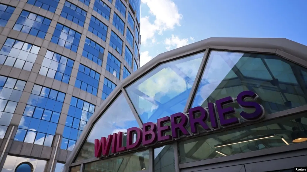 В ночь на четверг беспилотники нанесли удары по логистическим центрам Wildberries в Пензенской области и Удмуртии; есть пострадавшие, проводится эвакуация и работа экстренных служб. Минобороны сообщило о сотнях сбитых дронов по всей стране.