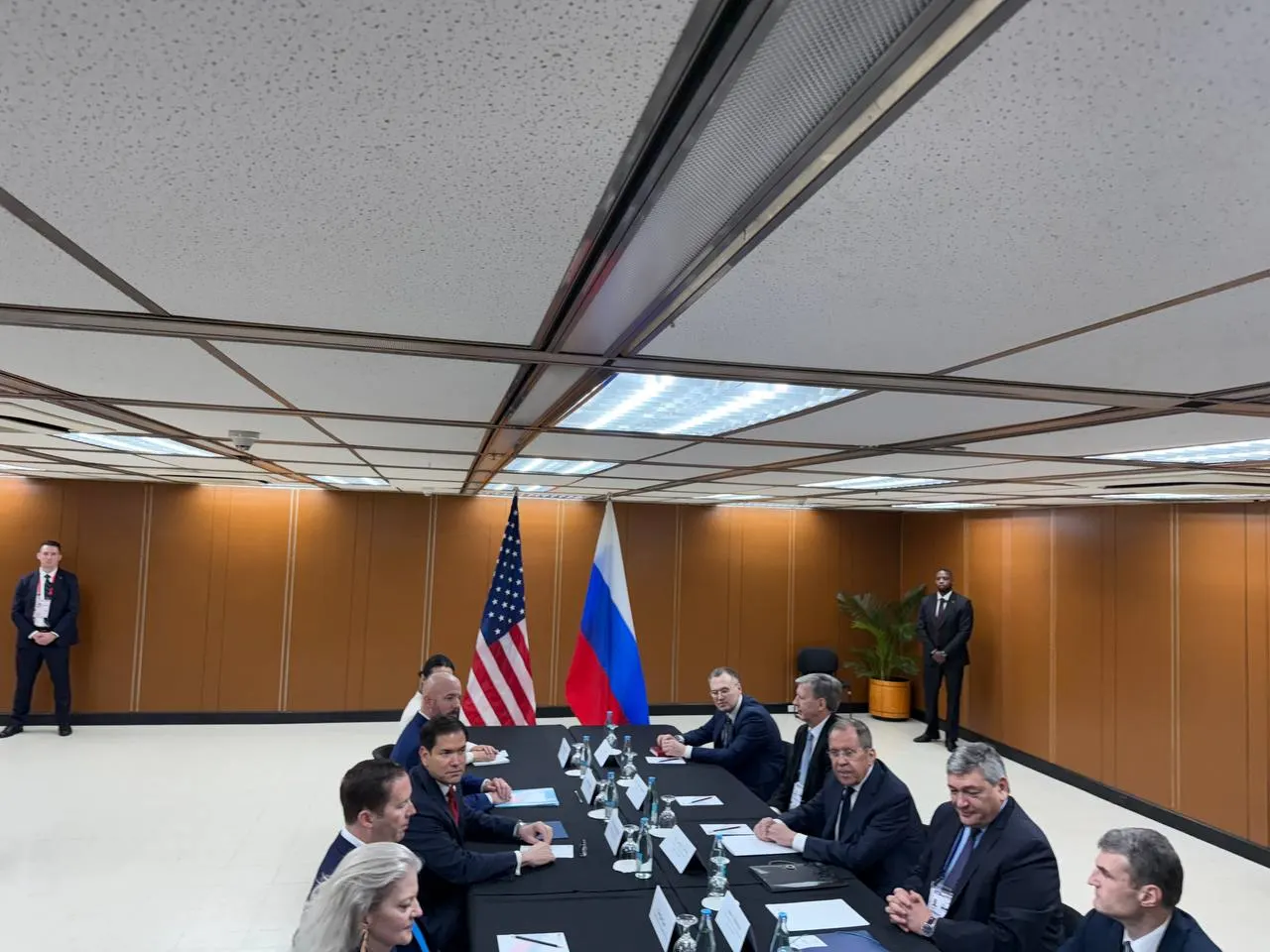 Министр иностранных дел РФ провёл переговоры с представителем США на полях мероприятий АСЕАН на Филиппинах; стороны обсудят, в том числе, позицию США по урегулированию конфликта на Украине. Встреча длилась около получаса.