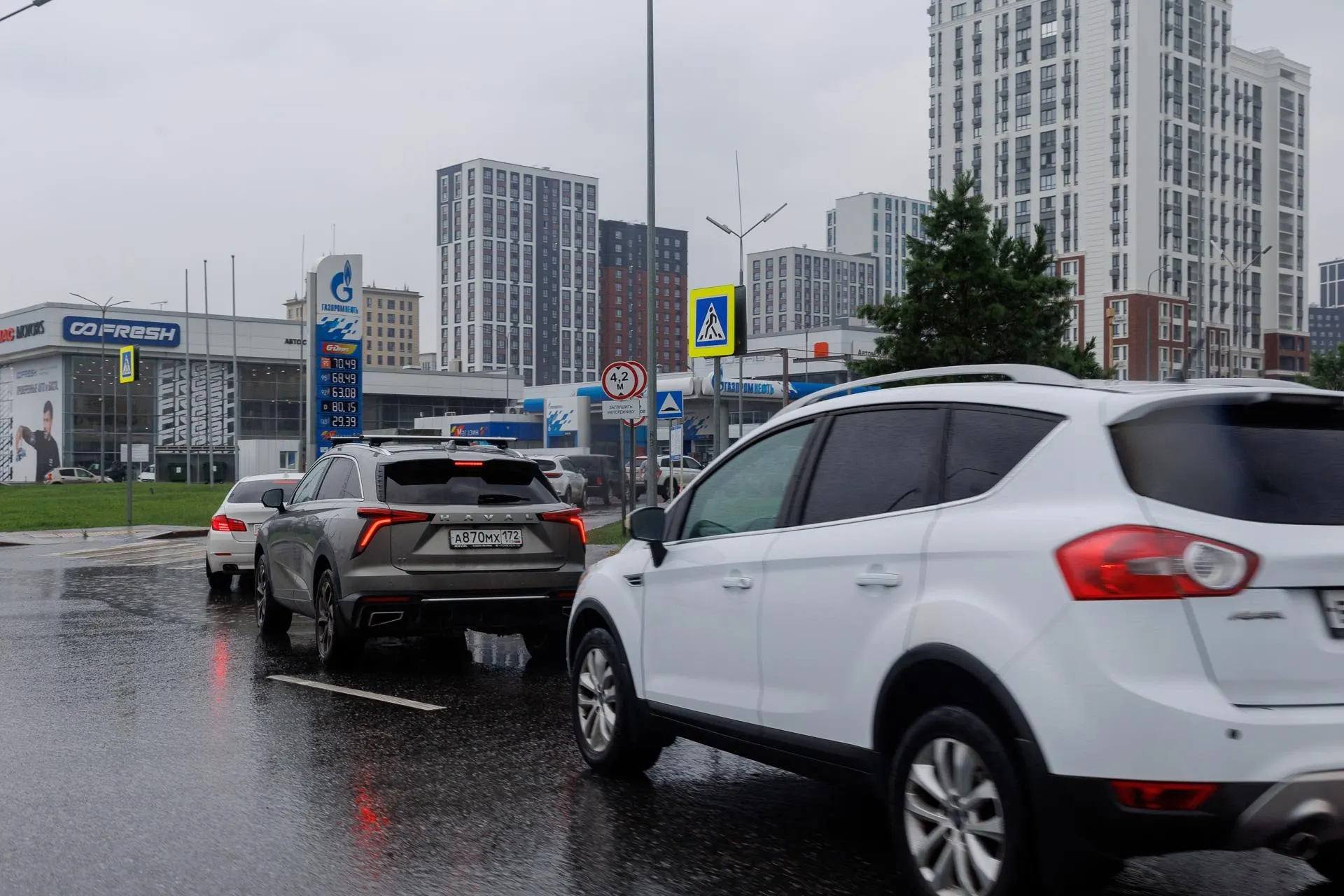 Власти временно запретили вывоз дизтоплива, чтобы удержать поставки внутри страны и стабилизировать цены. Эксперты называют шаг логичным, но вынужденным — о возможном эффекте на дефицит и дальнейших рисках.