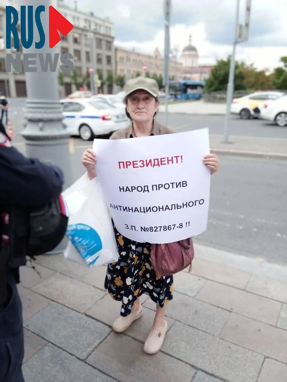 На Старой площади в Москве полиция задержала Наталью Шамину — активистку, выступавшую против законопроекта о передаче регионам права исключать памятники из госохраны. Градозащитники предупреждают о риске массовых сносов в интересах застройщиков.