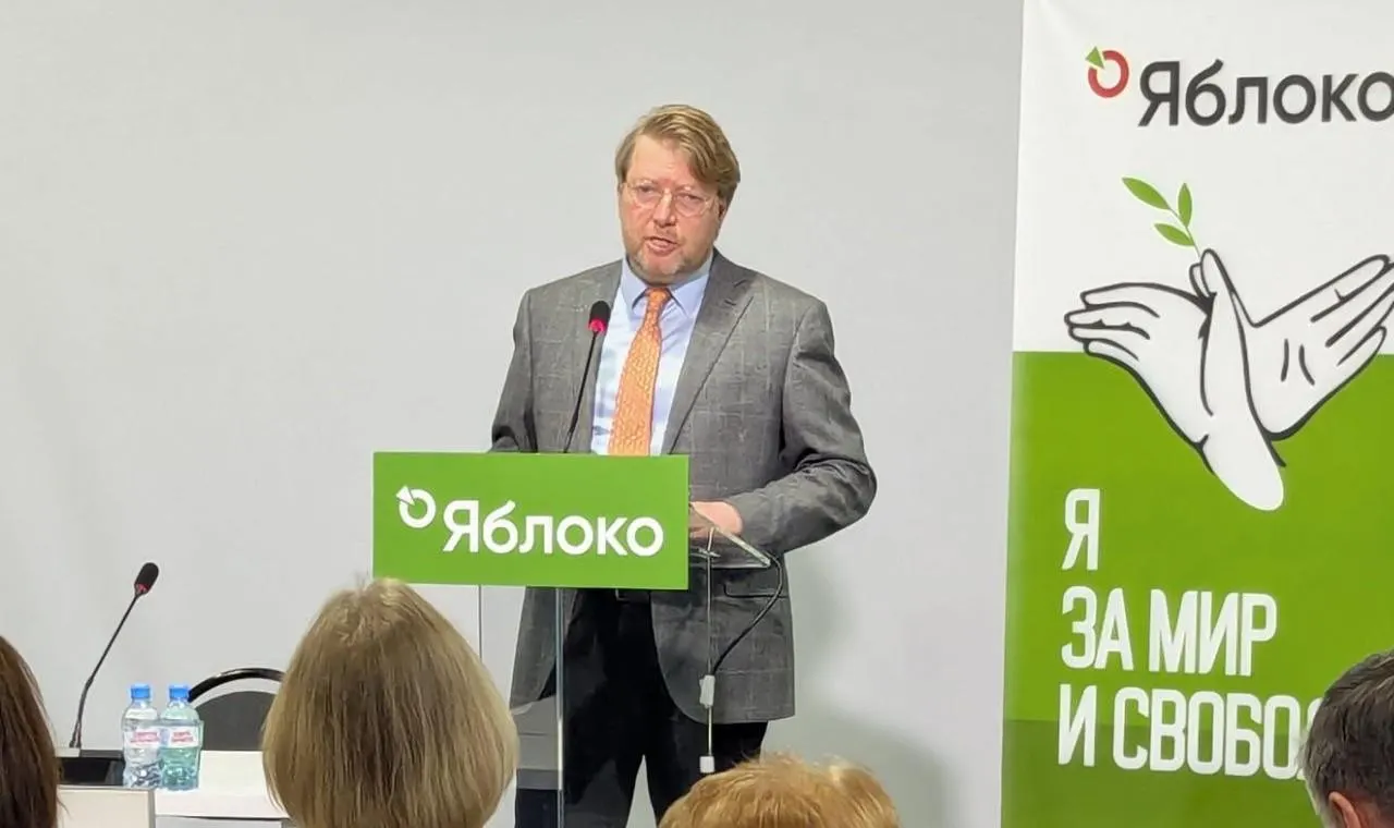 Суд оставил в силе решение Выборгского районного суда Санкт‑Петербурга о штрафе председателю «Яблока» Николаю Рыбакову за публикацию с изображением Алексея Навального; партия намерена обжаловать решение в Конституционном суде.