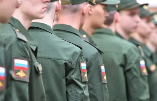 Правительство поддержало законопроект, позволяющий направлять призывников на службу в пожарные подразделения МЧС для сокращения дефицита персонала.