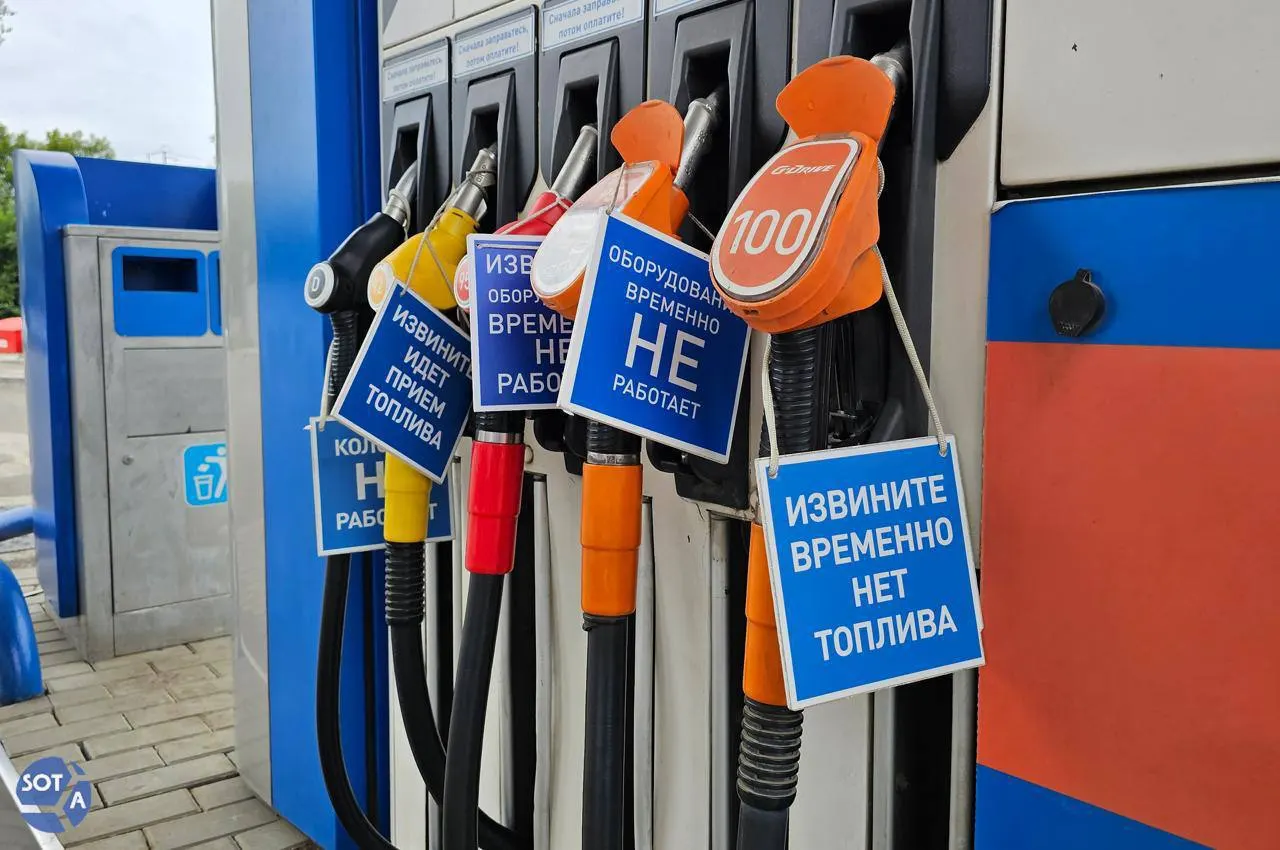 Медианные цены на бензин и дизель выросли на десятки процентов. Из-за дефицита топлива и ремонта НПЗ в ближайшие недели существенного снижения цен ждать не стоит.