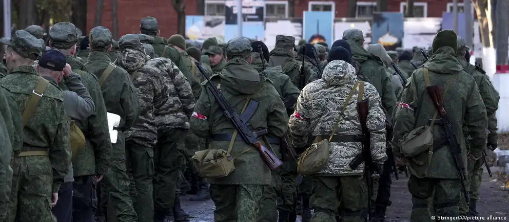 Обсуждения возможной новой мобилизации в России продолжаются: источники сообщают о проблемах с набором и обсуждении сценариев, в Кремле и в официальных структурах отрицают такие планы.